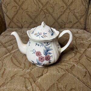 Williamsburg Potpourri‎ by Wedgwood 6 1/2" Teapot w/ Lid TKD510, Excellent